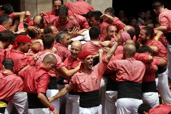 La paraula 'casteller' es defineix com a 'pertanyent o relatiu al casteller. Actuació castellera' i com 'cadascuna de les persones que formen una torre humana enfilades unes a les espatlles de les altres, seguint una tradició folklòrica catalana'. / ROGER SEGURA, ACN