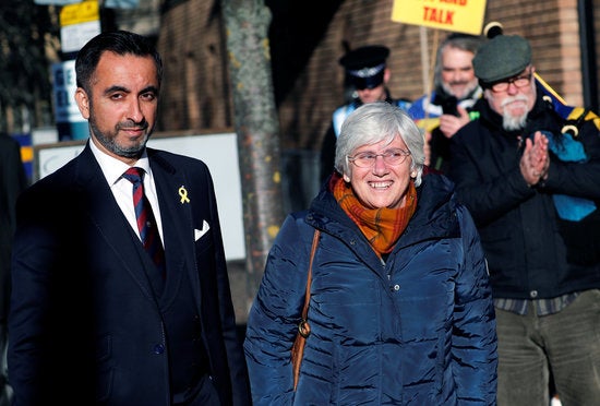 L'exconsellera catalana d'Educació, Clara Ponsati, i el seu advocat, Aamer Anwar, arribant a la seu de la policia d'Edimburg, a Escòcia, aquest dijous. / REUTERS, RUSSELL CHEYNE