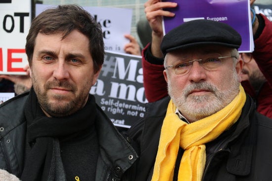 Els exconsellers catalans Toni Comín i Lluís Puig, en un acte de protesta davant la Comissió Europea el 12 de febrer. / BLANCA BLAY, ACN