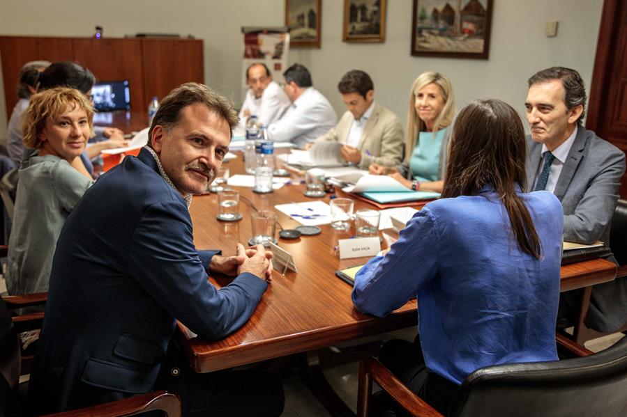 En la imatge, una reunió de la comissió d'investigació del frau de l'EMT del passat 30 d'octubre. / BIEL ALIÑO, EFE