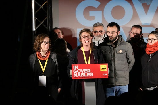 La candidata de la CUP, Mireia Vehí, amb altres membres de l'organització fent la valoració dels resultats electorals del 10N. / ELISENDA ROSANAS, ACN