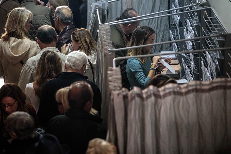 La participació també ha caigut en els col·legis electorals valencians. / EFE