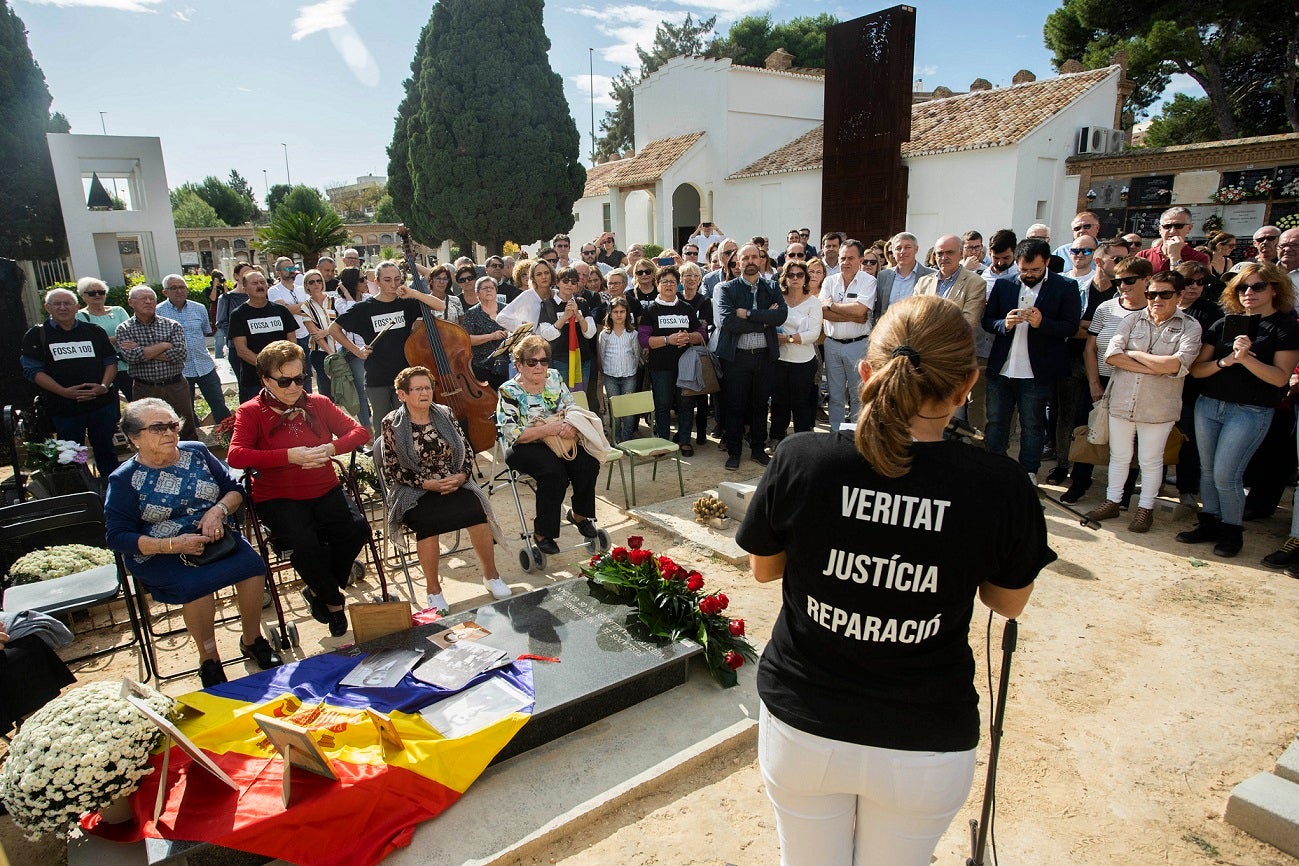 Els familiars dels represaliats han compartit aquest acte amb el diputat provincial de Memòria Històrica, Ramiro Rivera, representant de la corporació. / DIPUTACIÓ DE VALÈNCIA