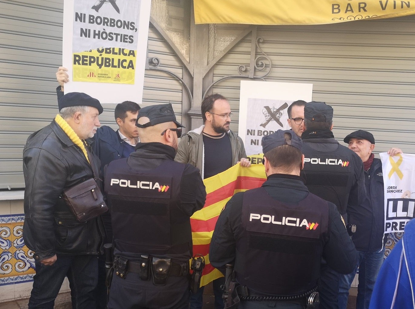 La policia ha identificat alguns dels manifestants i els ha intervingut les banderes i els cartells de 'Ni Borbons, ni hòsties'. / ERPV