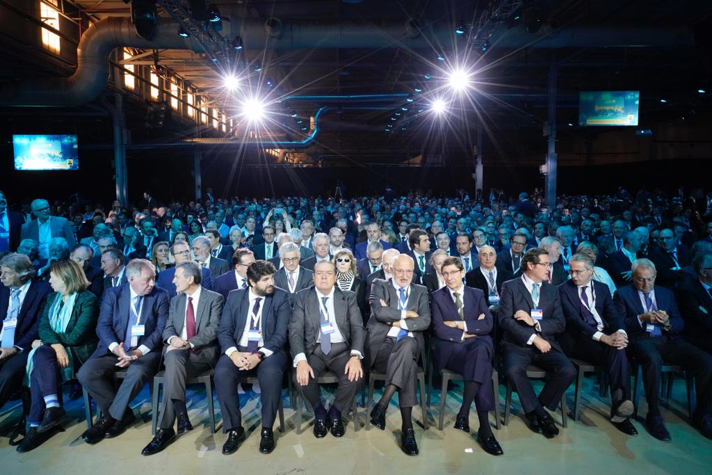 La cúpula empresarial valenciana i estatal s'ha desplaçat a Elx per a donar suport a AVE en la seua lluita pel Corredor Mediterrani. / AVE