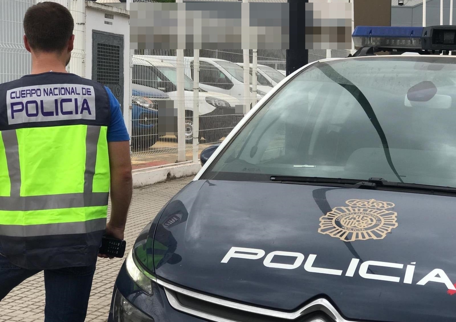 Quan van arribar al domicili, l'home es va llevar la camisa i va començar a toquejar a la dona per tot el cos. / POLICIA NACIONAL ARXIU