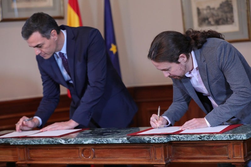 Sánchez i Iglesias han signat el preacord en una sala del Congrés dels Diputats. / JESÚS HELLÍN, EUROPA PRESS