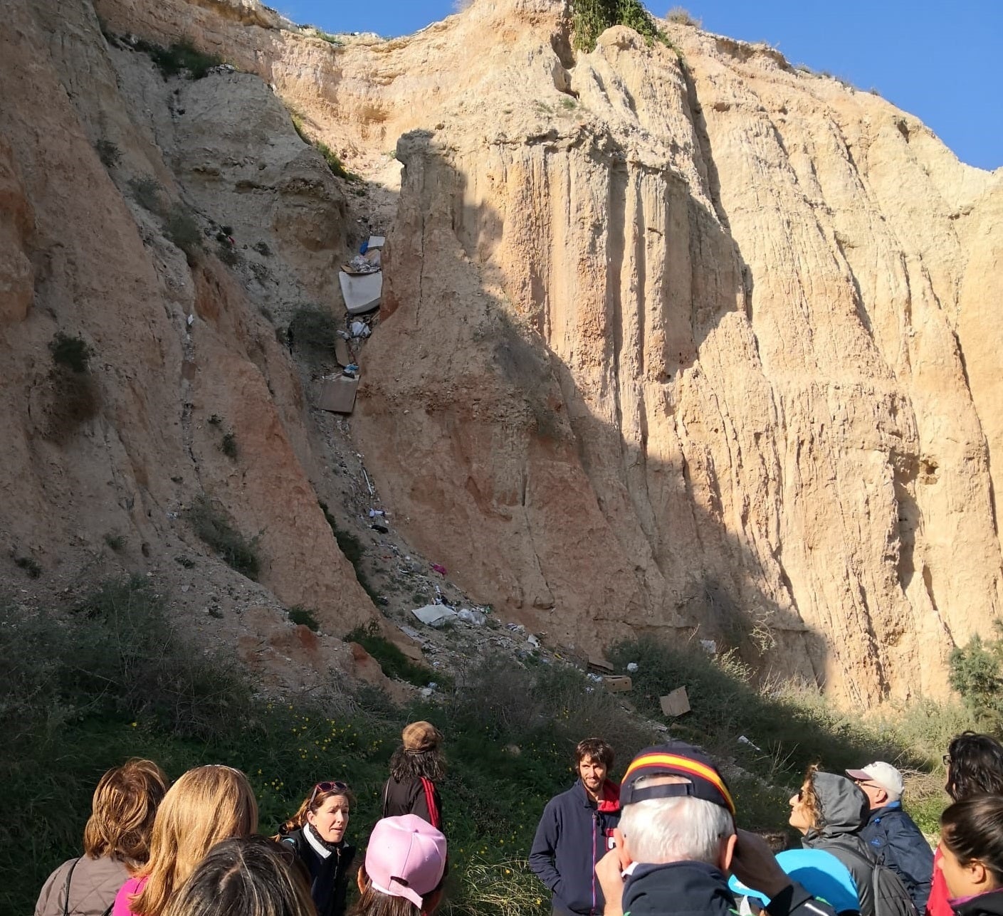 Des d'Ecologistes en Acció destaquen que la quantitat de residus arriba fins al camí situat a peu del talús de riu. / ECOLOGISTES EN ACCiÖ