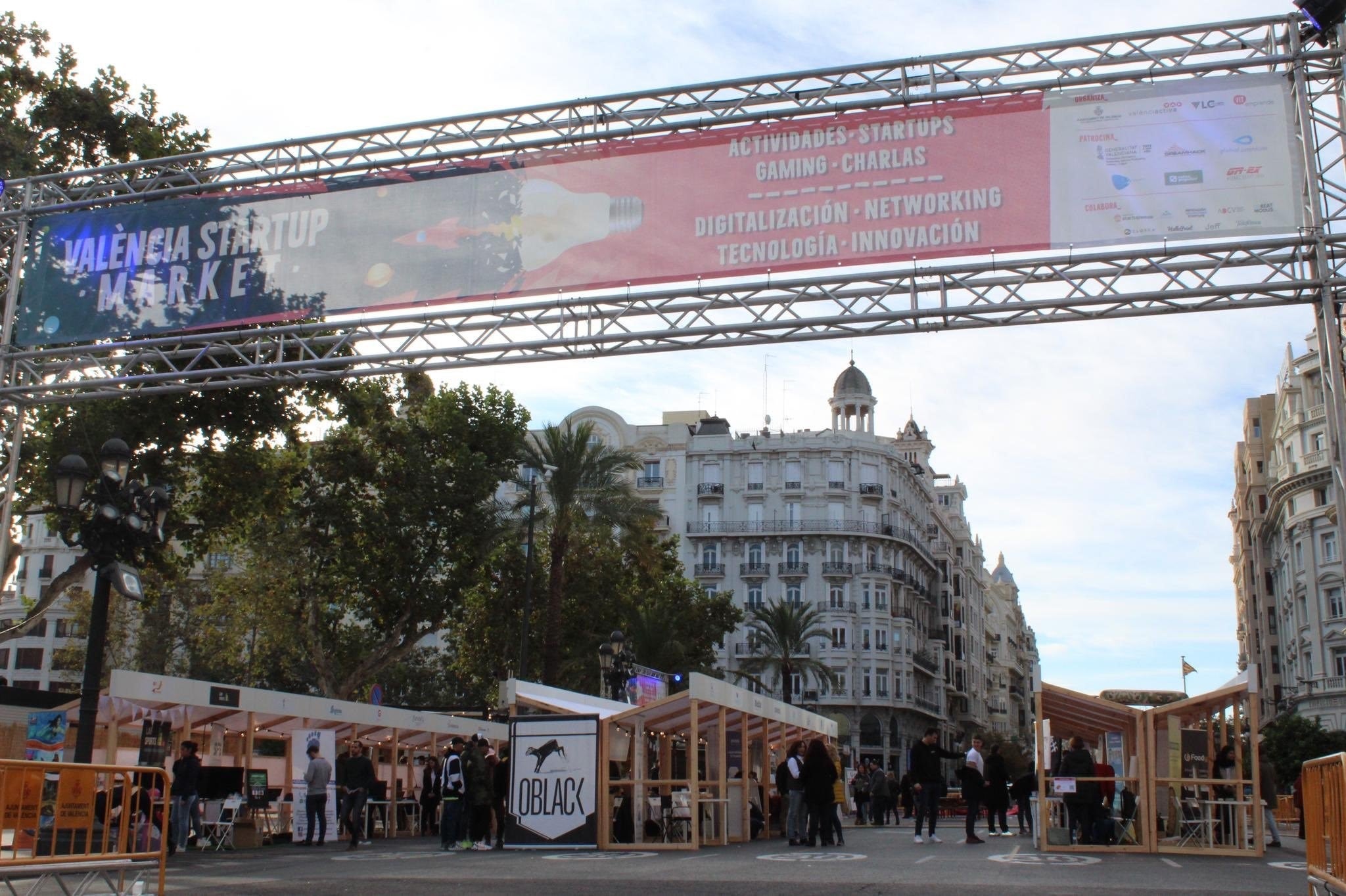 El VLC Startup Market ha obert les seues portes amb una classe de ioga a l'aire lliure.. / EUROPA PRESS