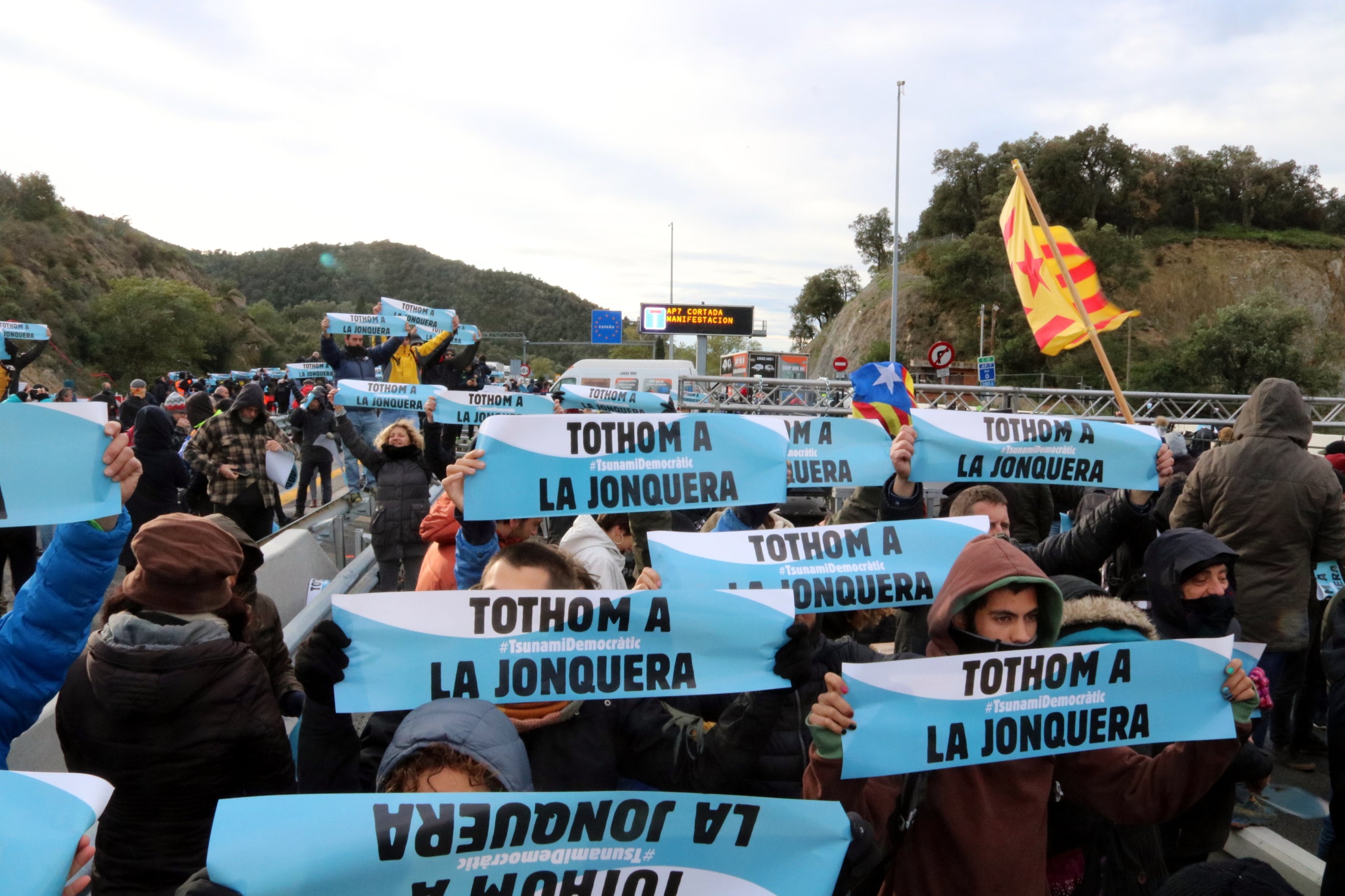 Els que s'han sumat a l'acció de Tsunami Democràtic es preparen per a passar tres dies al ras. / ÀLEX RECOLONS