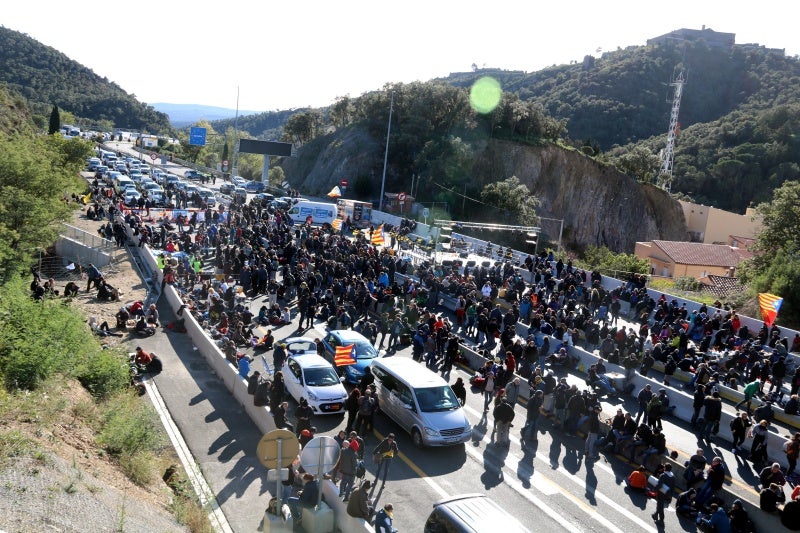 La via ha sigut tallada cap al migdia d'aquest dilluns. / ACN