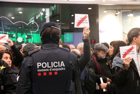 L'estació està custodiada per furgonetes policials a les dues entrades i es demana als passatgers que mostren el bitllet per a poder accedir. / ACN