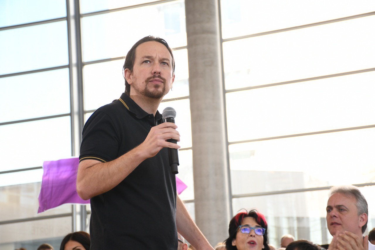 També en clau valenciana, durant la seua intervenció davant de vora 800 persones. Pablo Iglesias ha defensat la igualtat de les llengües oficials, tot assegurant que al seu pare l'han d'atendre en un hospital 'ja siga en valencià, castellà, basc o gallec'. / PODEM