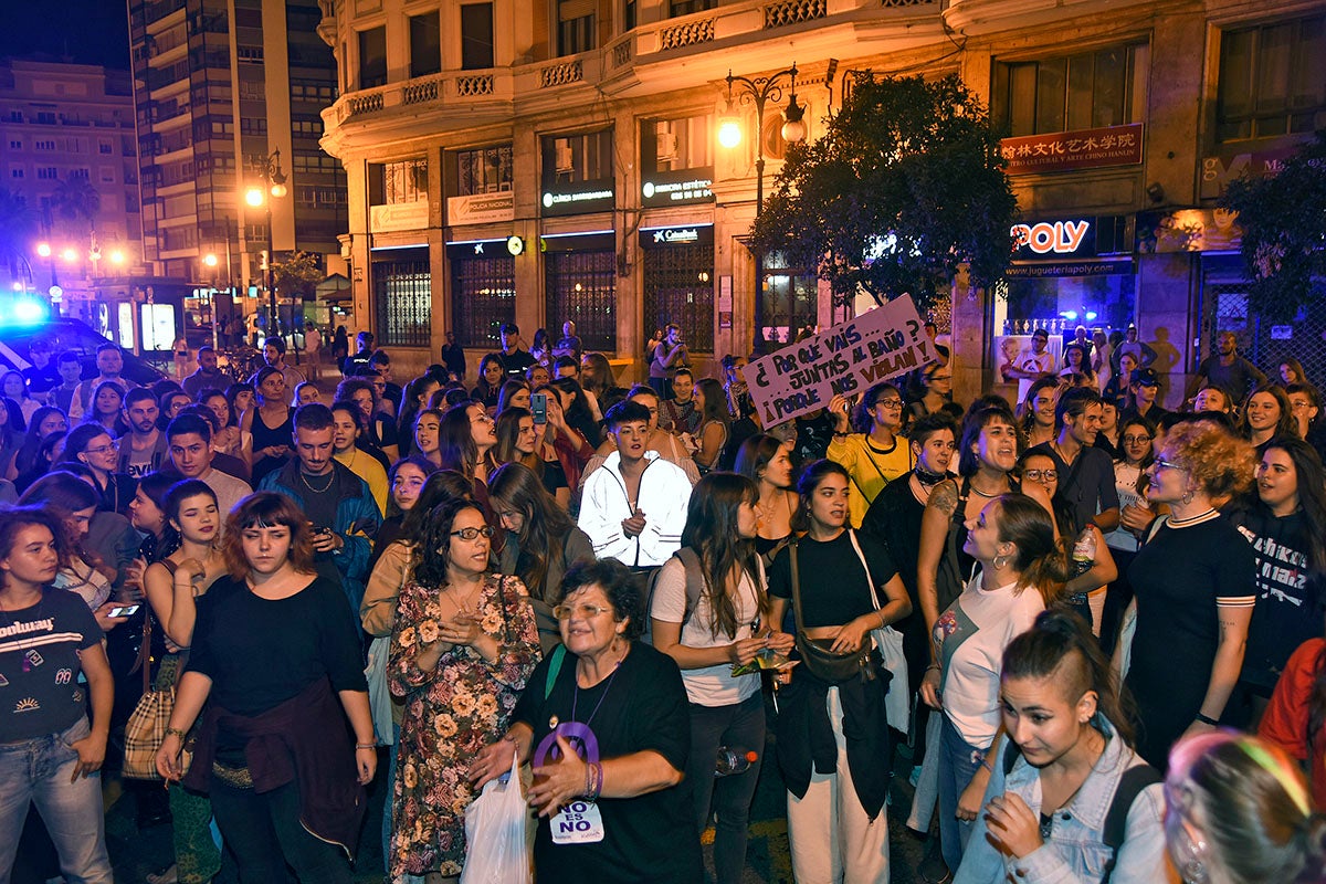 Amb aquesta marxa, es vol denunciar els diversos casos d'agressions masclistes que s'han produït en contexts lúdics i espais destinats a l'oci i la diversió darrerament, 'com és el cas de la violació múltiple que es va produir a la discoteca Indiana de València el passat més de setembre'. / DANIEL GARCÍA-SALA