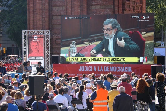 En la pantalla, el president d'Òmnium, Jordi Cuixart, durant les al·legacions al Tribunal Suprem pel judici de l'1-O el 12 de juny del 2019. / BERNAT VILARÓ, ACN