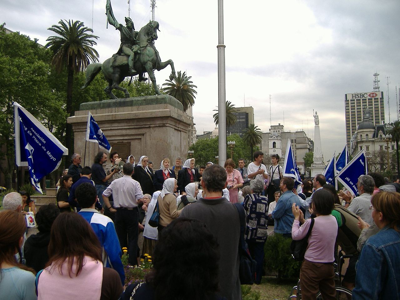 Una manifestació de les Mares de la Plaza de Mayo. / GEORGEZ / WIKIPEDIA