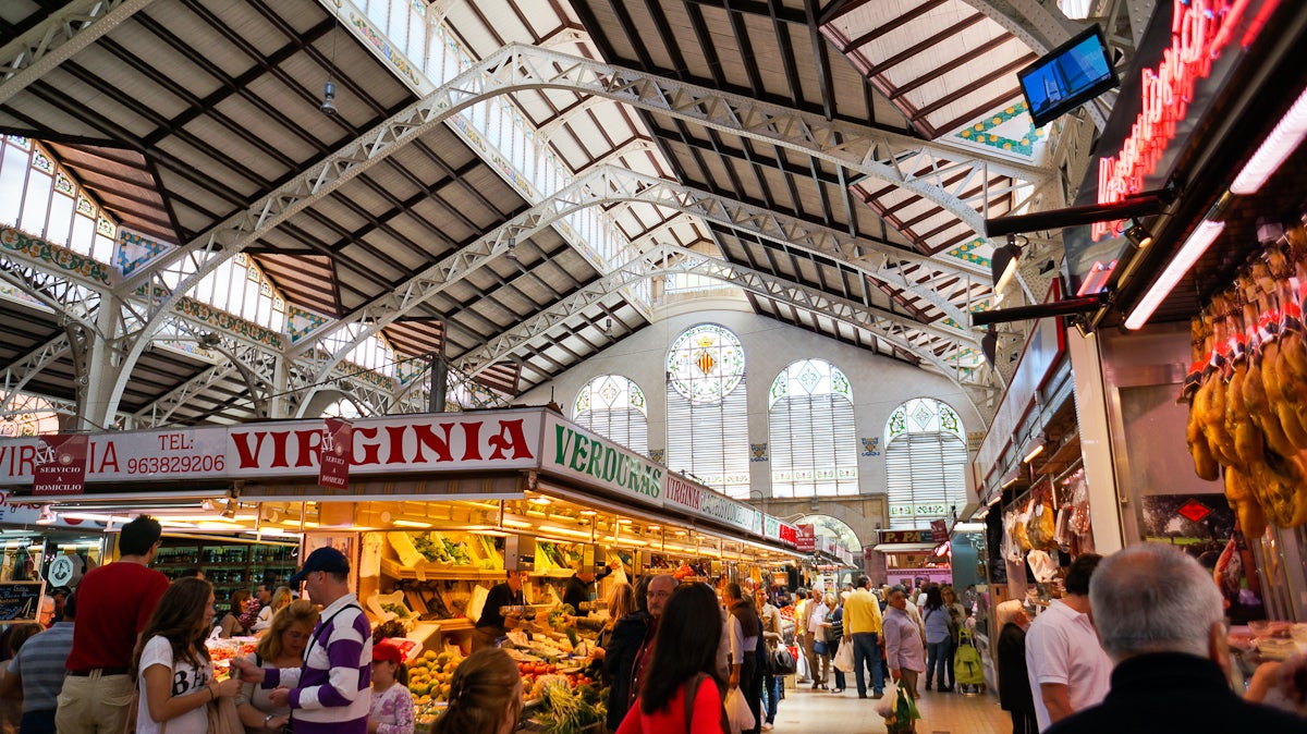 Des de l'AVMCV donen suport al concurs públic de la gestió del Mercat Central, mentre que DMercat alerta dels mecanismes poc transparents amb els quals s'ha dut a terme el procés. / ANTONIO TAJUELO