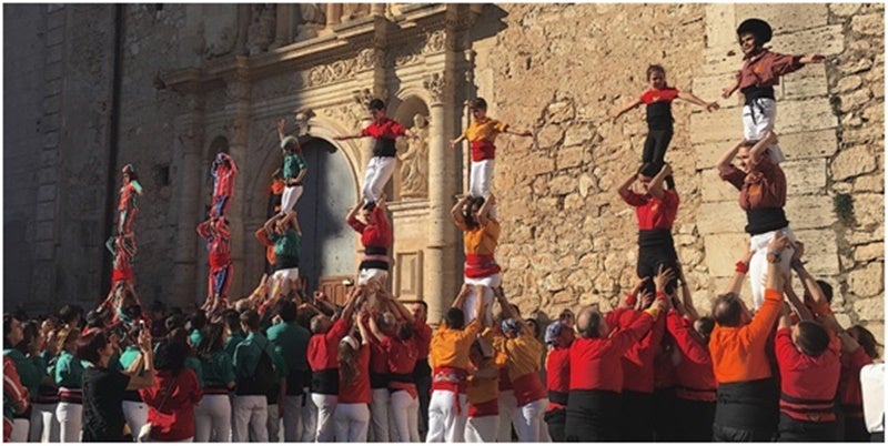 Colles d’arreu del País Valencià alçant Pinets en la inauguració de la placa del kilòmetre 0 muixeranguer a Algemesí. / IRENE LÓPEZ