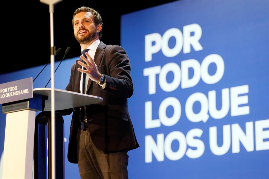 Casado, que en principi tenia previst visitar aquest dijous al matí la cooperativa d'Algemesí i participar a la vesprada en un míting a Múrcia, ha modificat l'agenda per a incloure un acte a València en un lloc encara per concretar. / MANUEL LORENZO, EFE