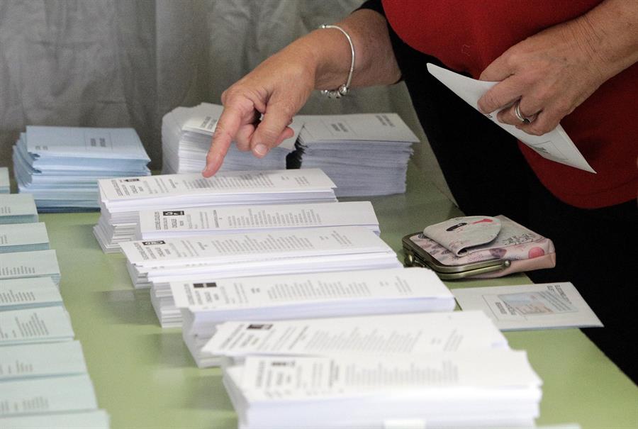 La web d'À Punt cobrirà també de prop tota la jornada electoral. L'actualitat es podrà seguir en un microlloc web que es va posar en funcionament el primer dia de la campanya. / NATXO FRANCÉS, EFE