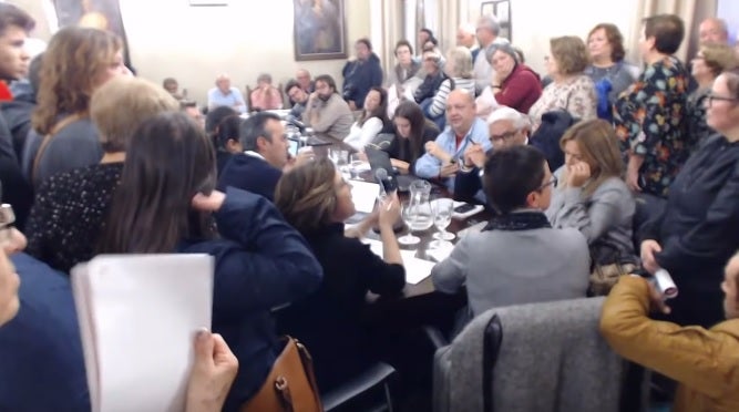 L'alcalde de Carcaixent, Francesc Salom, es va veure obligat a suspendre el ple aquest dimarts a causa dels crits i xiulits de la gent del públic interrompent les intervencions.