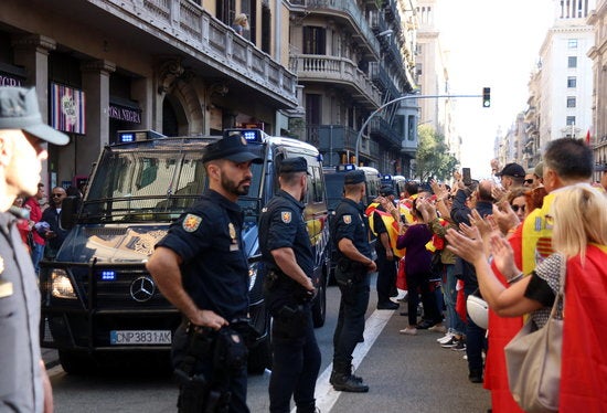 Només podran acollir-se a aquest 'procediment excepcional' els agents de la Policia Nacional que 'hagen estat desplaçats sense advertència prèvia a partir del 31 d'octubre del 2019, inclòs'.  En la imatge, manifestants espanyolistes aplaudeixen els antiavalots de la Policia Nacional a la Via Laietana. / LLUÍS SIBILS, ACN 