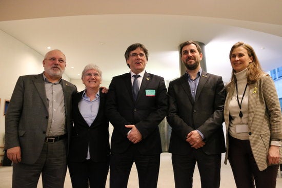 L'expresident Carles Puigdemont, al centre, amb els exconsellers Lluís Puig, Clara Ponsatí, Toni Comín i Meritxell Serret a l'Eurocambra el passat 4 de març. / NATÀLIA SEGURA, ACN