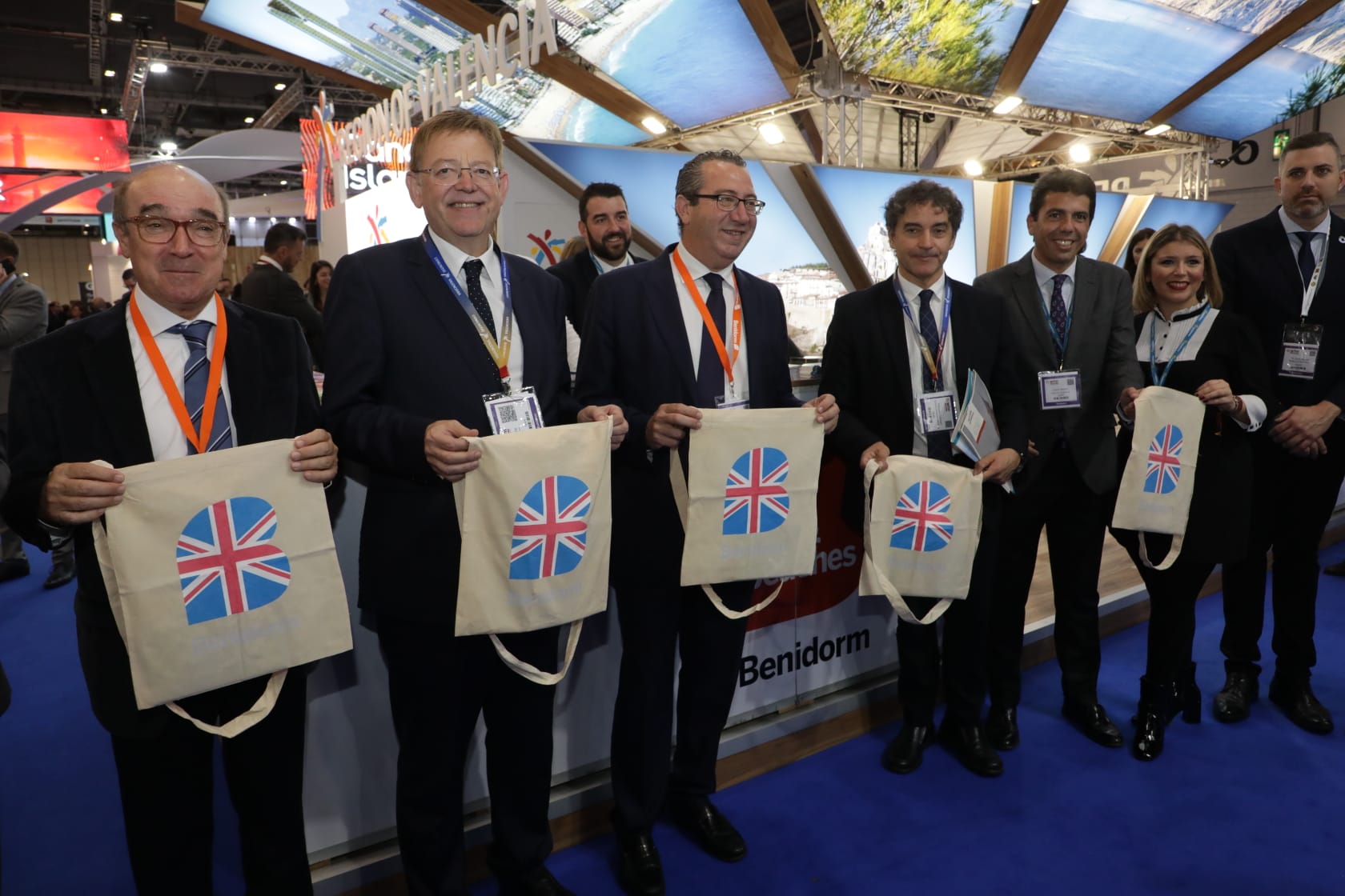 El president de la Generalitat i el secretari autonòmic de turisme,  el president de la diputació d'Alacant i la responsable de turisme d'Alacant han visitat l'expositor valencià a la World Travel de Londres. / GVA