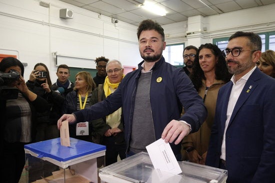 Fins ara, ERC manté el 'no' a Sánchez si no s'avé a una mesa de negociació amb un calendari i garanties per a complir els acords. En la imatge, el cap de llista d'ERC a les eleccions espanyoles, Gabriel Rufián, aquest 10N. / GUILLEM ROSET, ACN