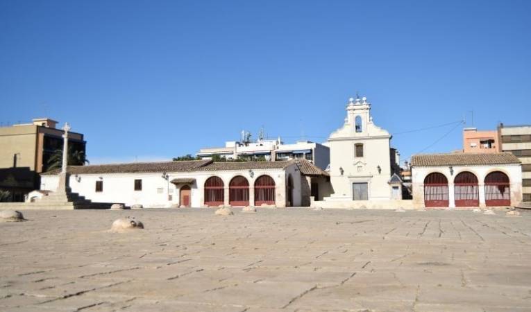 Malgrat que el monument es troba en ple centre de Burjassot, és de propietat del consistori valencià. Imatge d'arxiu. 