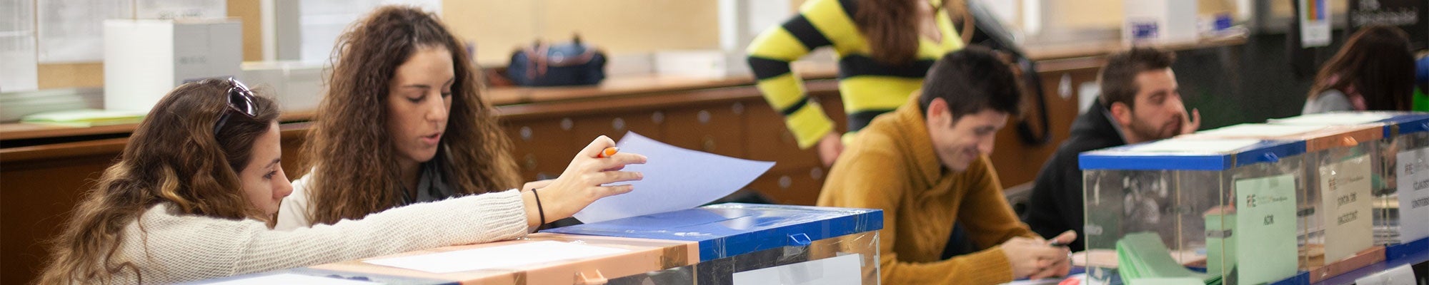 Un total de 76 candidatures, impulsades per 18 col·lectius d'estudiants de la Universitat de València, concorrien a les eleccions per a la renovació de la representació de l'estudiantat al Claustre. / UV