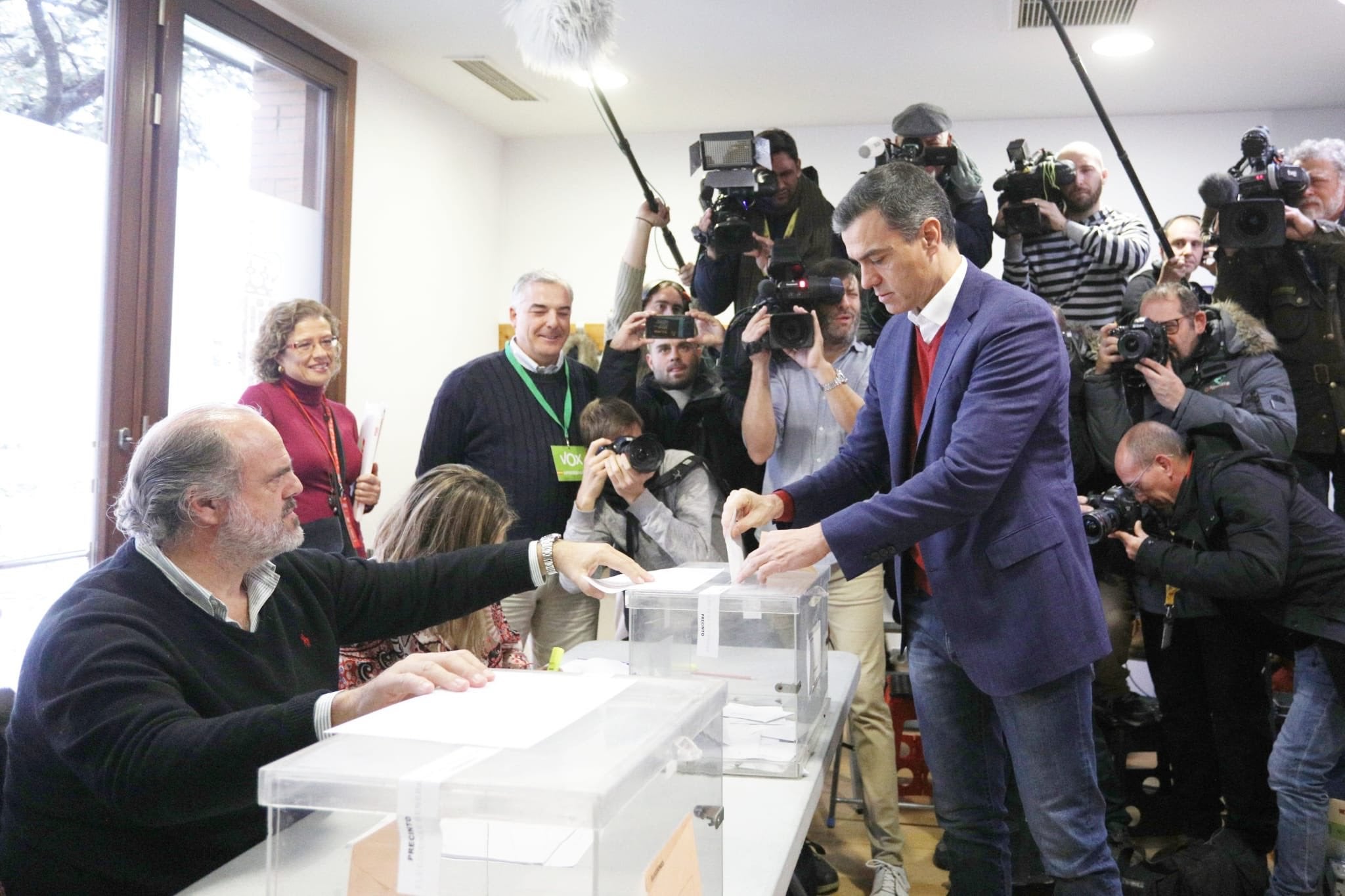El líder del PSOE, Pedro Sánchez, ha votat aquest diumenge a primera hora al seu col·legi electoral de Pozuelo de Alarcón. / @PSOE