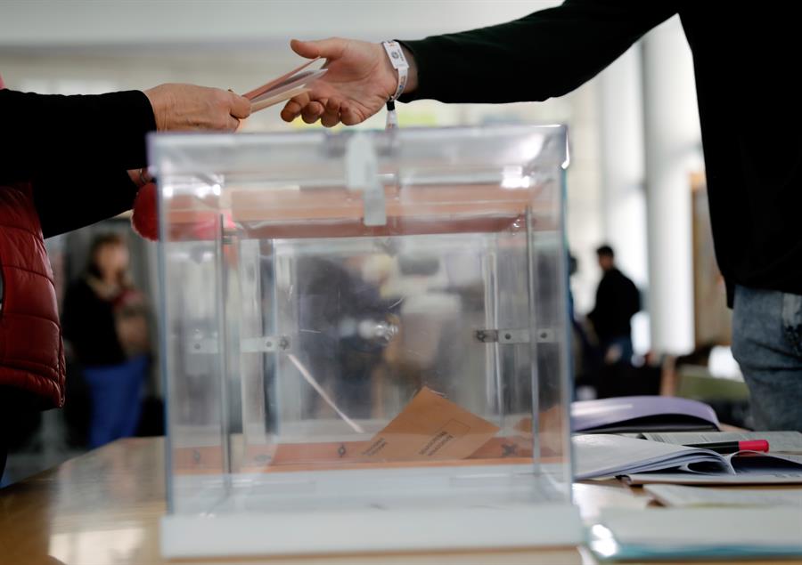 L'electorat valencià escull hui 32 diputats del Congrés (12 per la circumscripció electoral d'Alacant; 5, per la de Castelló, i 15, per la de València), i 12 senadors (4 per cada circumscripció electoral). / JUAN CARLOS CÁRDENAS, EFE