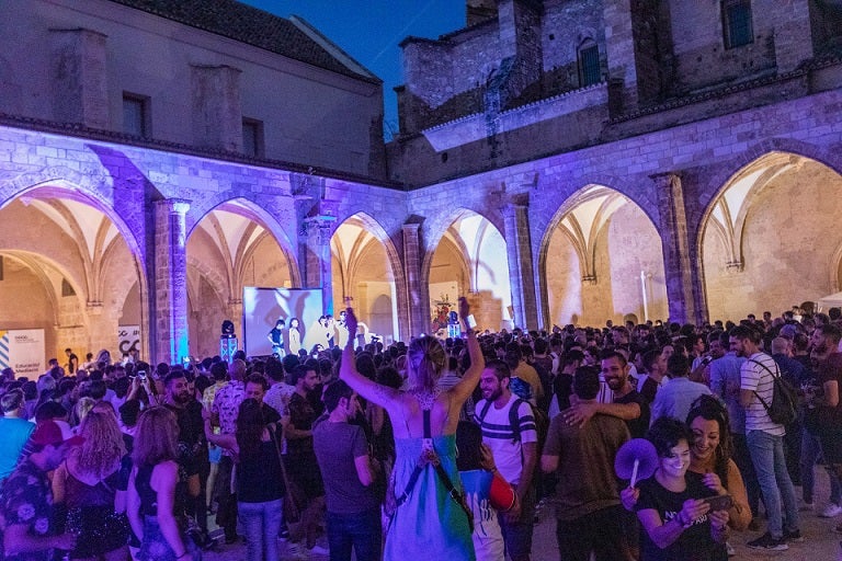 Després de l''èxit' del 2019, quan hi van assistir més de 4.000 persones, el Vihsibles Festival es 'consolida com la festa que dona el tret d'eixida a la celebració de l'Orgull LGTBI. / GVA