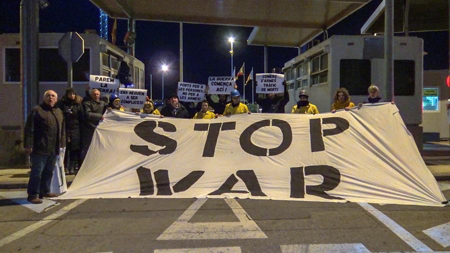 Durant la nit de dilluns a dimarts s'ha concentrat un xicotet grup d'activistes a la porta del recinte portuari . / EFE