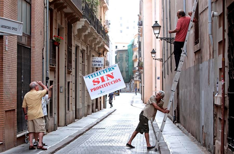 La sentència en qüestió desestima el recurs contenciós administratiu plantejat contra la resolució de 14 de juny del 2013, de l'Ajuntament de València, que ordenava el cessament immediat de l'exercici de l'activitat de lloguer d'habitacions per temps determinat en fraccions de 30 a 60 minuts en un edifici de Velluters. / EFE, MANUEL BRUQUE