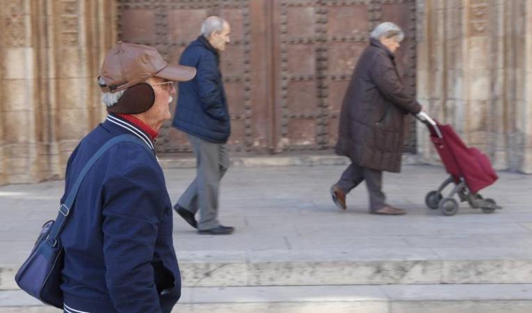 L'Aemet preveu que la jornada d'aquest diumenge siga tranquil·la, amb cel poc nuvolós o clar. / EFE