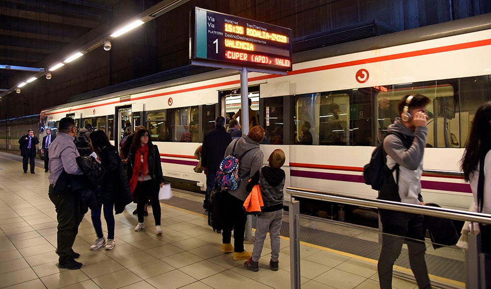 Indignats amb Renfe ha convidat altres plataformes perquè se sumen a la protesta. / DANIEL GARCÍA-SALA