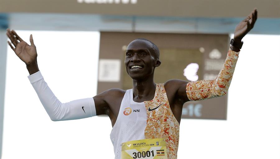 El corredor africà és l'actual campió del món de camp a través i dels 10.000 metres en pista. / EFE JUAN CARLOS CÁRDENAS