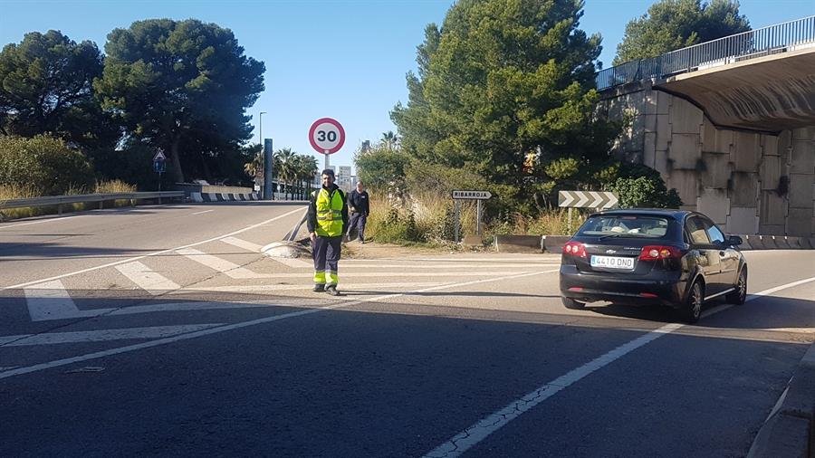 En un comunicat, l'alcalde de Manises, Jesús Borràs, ha assegurat que, com que no existeix un accés per als vianants, 'cada dia centenars de persones es juguen la vida'. També ha recordat que fa anys que tenen aquesta reivindicació. Imatge d'arxiu.