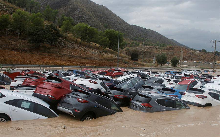 Puig ha fet l'anunci dins de la jornada tècnica de Vega Renhace, el pla de regeneració del Baix Segura que la Generalitat impulsa després de les inundacions per la gota freda del setembre passat i que es desenvolupa aquest dimecres a l'Aula de Cultura d'Oriola. / MORELL / EFE