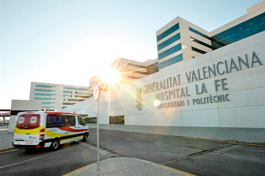 Una dona que treballava en un magatzem citrícola del municipi de Nules va morir aquest divendres a l'Hospital La Fe de València, on estava ingressada per legionel·la. / MANUEL BRUQUE, EFE