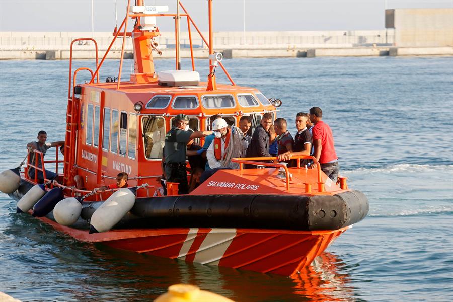 Durant la jornada de dijous, una huitantena d'immigrants van ser interceptats en terra o en mar a la demarcació d'Alacant. / EFE