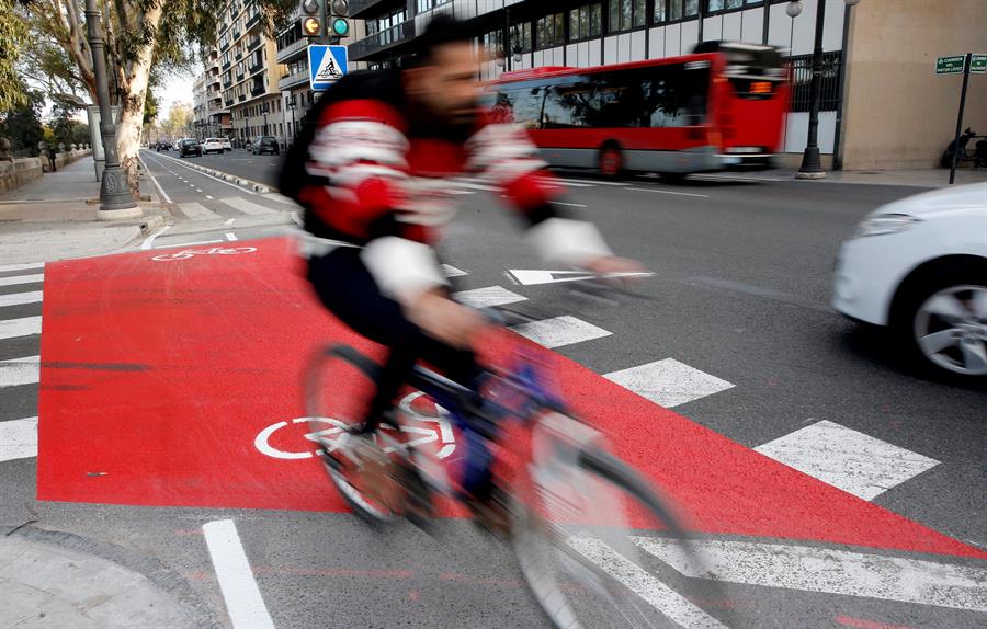 La creació d'aquests nous carrils està relacionada amb l'objectiu de 'reduir l'emissió de carboni', ja que l'Ajuntament valencià 'té una política molt decidida' i la mobilitat sostenible 'és un factor important', ha destacat Campillo. / EFE