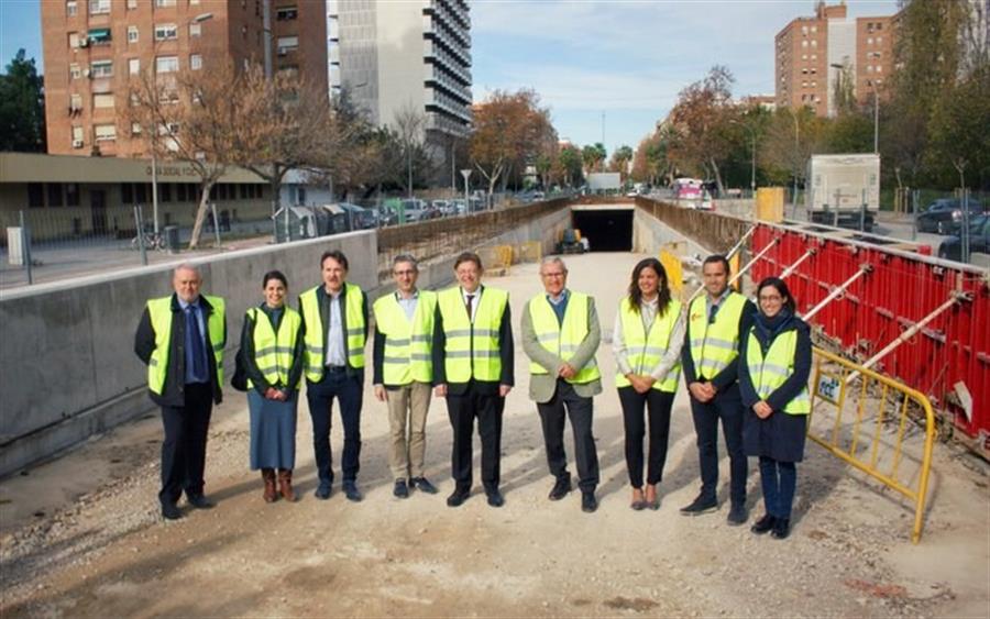 Puig ha valorat que les obres 'avancen' perquè l'L10 estiga en funcionament en el tram entre el carrer d'Alacant i Natzaret a l'estiu del 2021. / GVA