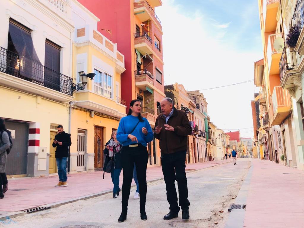 L'Ajuntament ha finalitzat les obres de reurbanització del carrer de Sant Pere, que ha visitat aquest dijous la regidora Sandra Gómez. / AJUNTAMENT VALÈNCIA