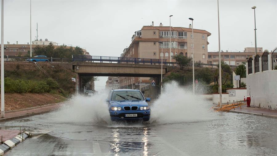 La combinació de pluja i vent presenta molta més adversitat que quan bufa vent sense pluja, segons l'Aemet. / EFE MARCIAL GUILLÉN