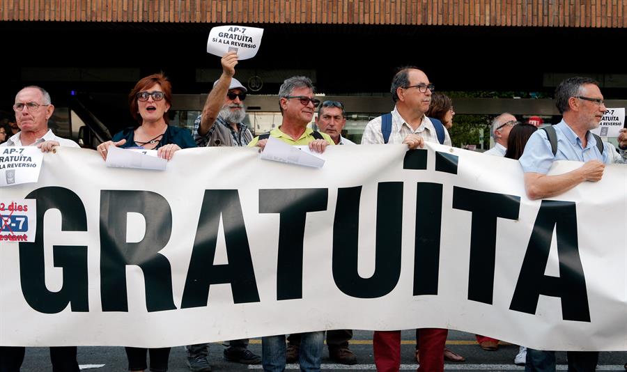 Fem Marina Alta ha convocat la celebració de la nit de Cap d'Any en l'àrea de Sant Antoni per a festejar la liberalització de l'autopista. / EFE