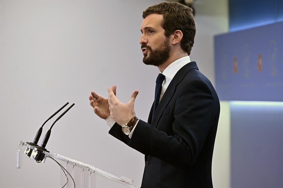 El líder popular demanarà la compareixença de la ministra d'Hisenda, María Jesús Montero, perquè explique per què el govern en funcions demana ajusts a la Junta d'Andalusia per incomplir els objectius d'estabilitat del 2018. / EFE FERNANDO VILLAR