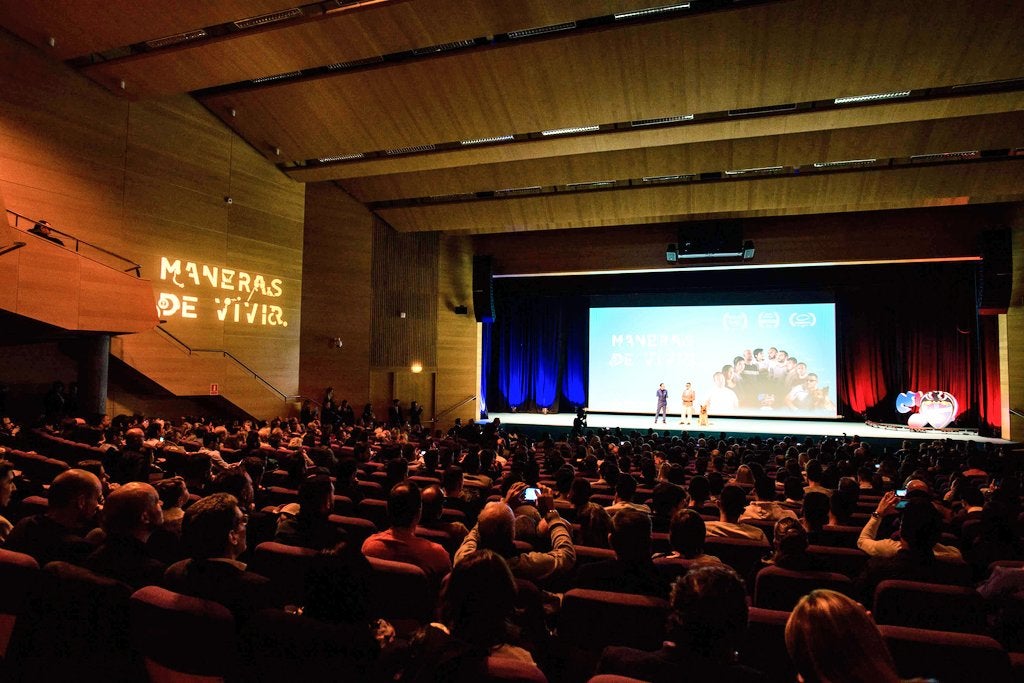 El documental 'Maneres de viure' es va preestrenar aquest dimarts en un emocionant i multitudinari acte que la Fundació Llevant UD Cent Anys va organitzar al Palau de Congressos de València. / BARRET FILMS